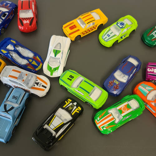 16 darabos színes kisautó készlet gyerekeknek – különböző színű autókkal (BB-20352) (6)