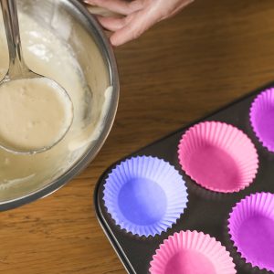 35 x 26,5 x 3cm-es, teflonos muffin sütő tepsi - 12 db színes, tapadásmentes szilikon muffin formával (BB-17212) - Image 4