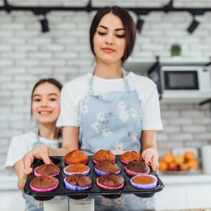35 x 26,5 x 3cm-es, teflonos muffin sütő tepsi - 12 db színes, tapadásmentes szilikon muffin formával (BB-17212) - Image 2