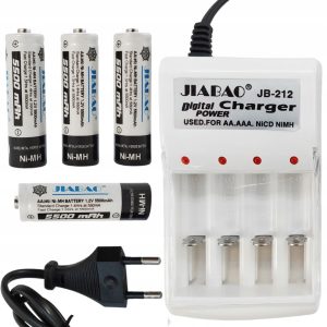 Univerzális elemtöltő + 4 db tölthető 2100mAh ceruza akku (AA/AAA elemekhez) (BBL)
